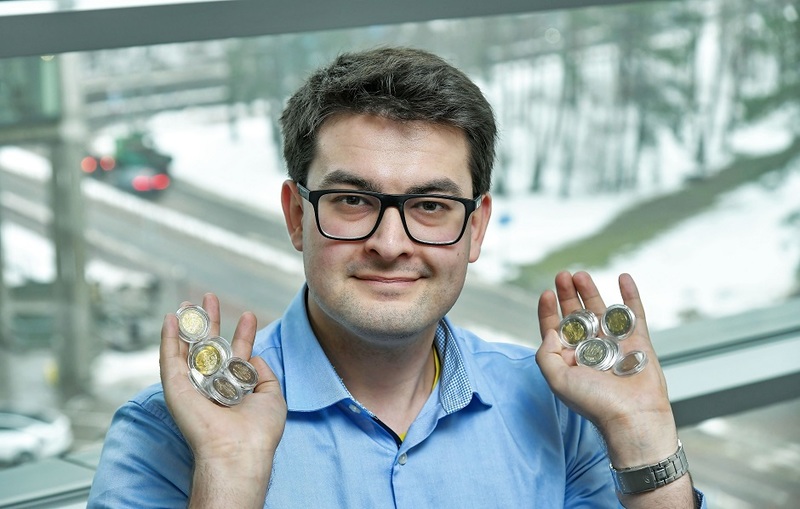 VILNIUS TECH doktoranto rankose – išskirtinė „Erasmus+“ 35 metų jubiliejaus monetų kolekcija